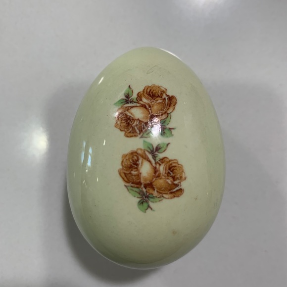 3 porcelain floral Easter eggs - Picture 4 of 7